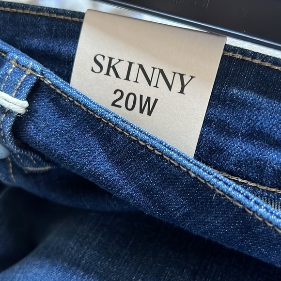 Vince Camuto Plus Size Mid Rise 5-Pocket Skinny Jeans - Picture 11 of 11